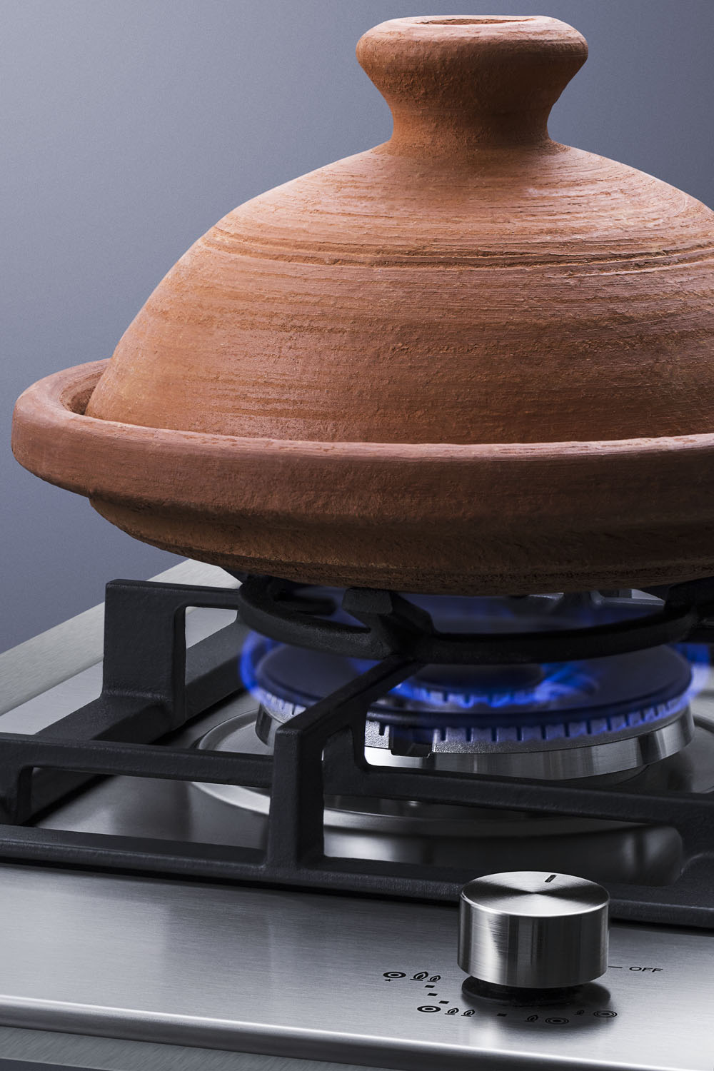 1-burner gas cooktop made in Italy with a sealed dual-burner, cast iron grate, 304 grade stainless steel surface, and stainless steel trim kit to cover 15